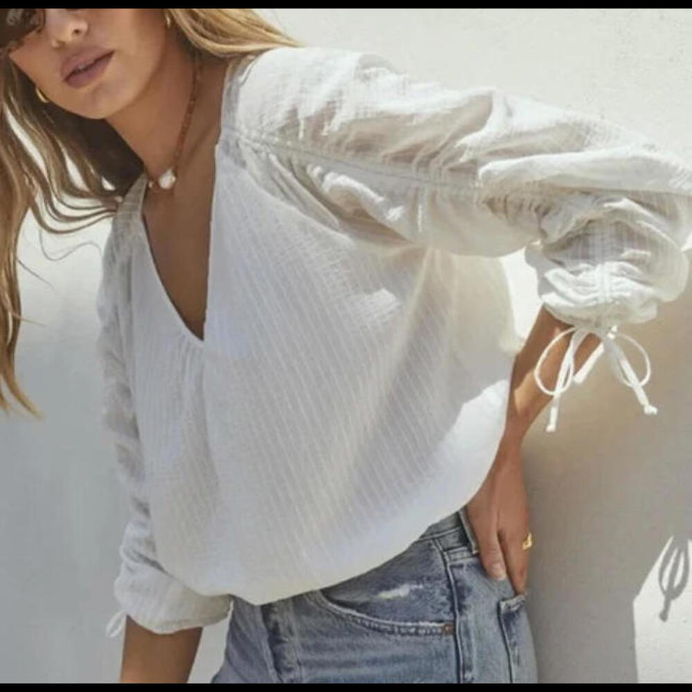 ASTR white ruched long sleeve cropped blouse